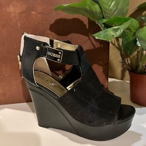 🎱 Stunning Black Guess Wedges